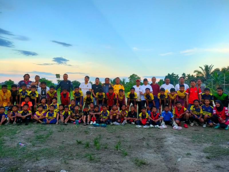 Kunjungi SSB Persekat Dumai Coach Jafri Sastra Beri Motivasi