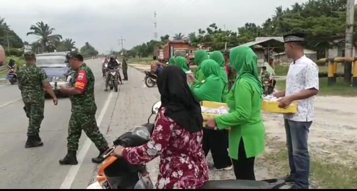 Koramil 02 Bagikan Takjil ke Pengguna Jalan