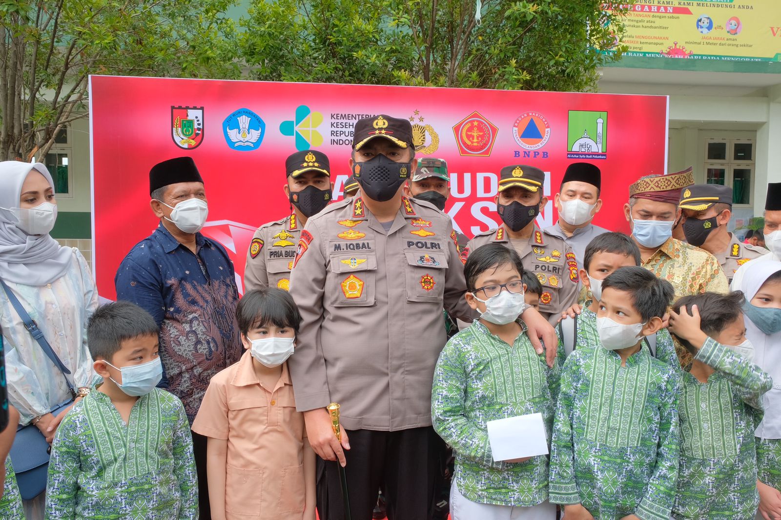 Kapolda Riau Irjen Iqbal Berikan Semangat Dan Bingkisan Untuk Anak Anak Peserta Vaksin Serentak