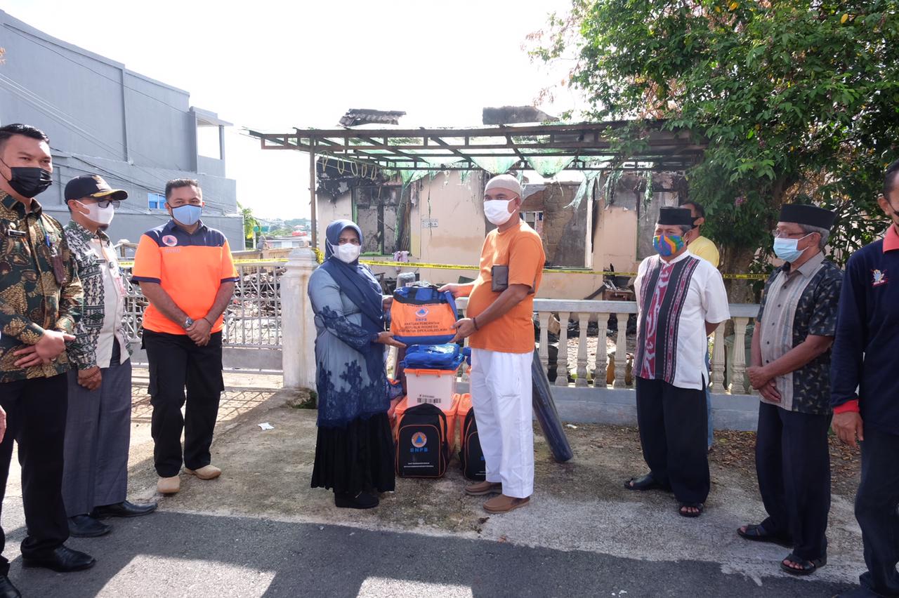 Rumah Ludes Terbakar, Walikota Tanjungpinang Serahkan Bantuan