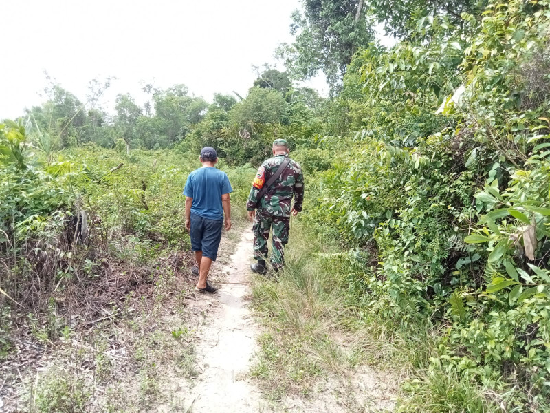 Tingkatkan Kesadaran Masyarakat Mengenai Karhutla, Babinsa Berikan Edukasi