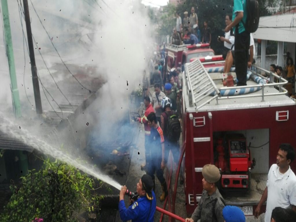 Sijago Merah Ludeskan Lima Rumah di Jalan Berembang Dumai