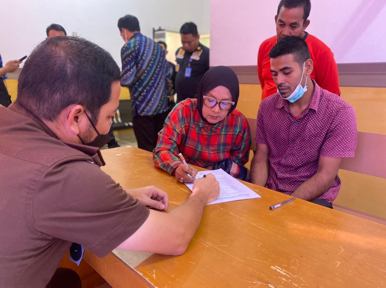 Kejari Rohil Terima Pelimpahan Tersangka Tindak Pidana Keimigrasian Pencari Suaka Asal Myanmar