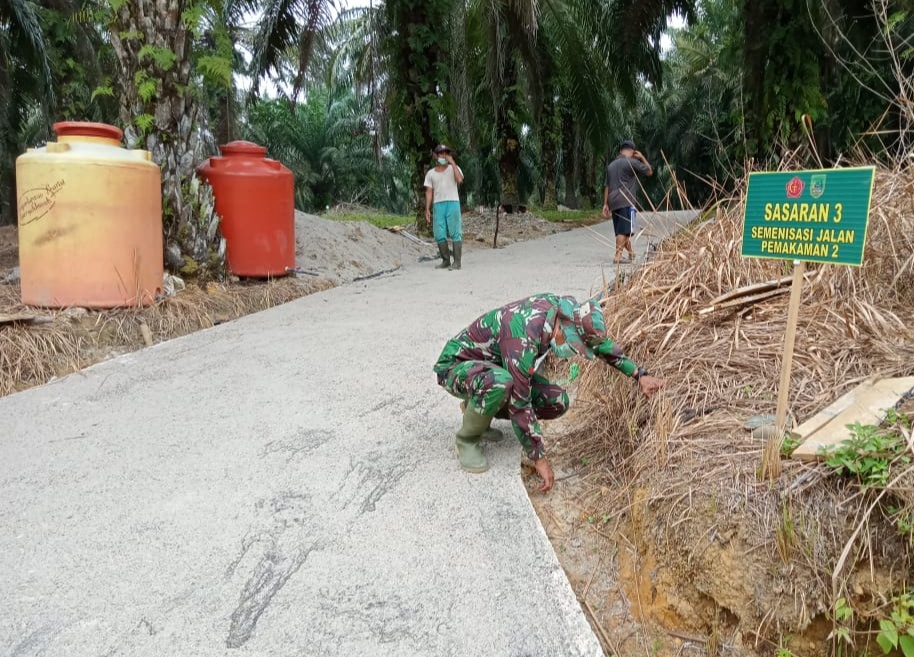 Semenisasi Jalan Pemakaman di Dusun Bukit Lima Selesai Dibangun