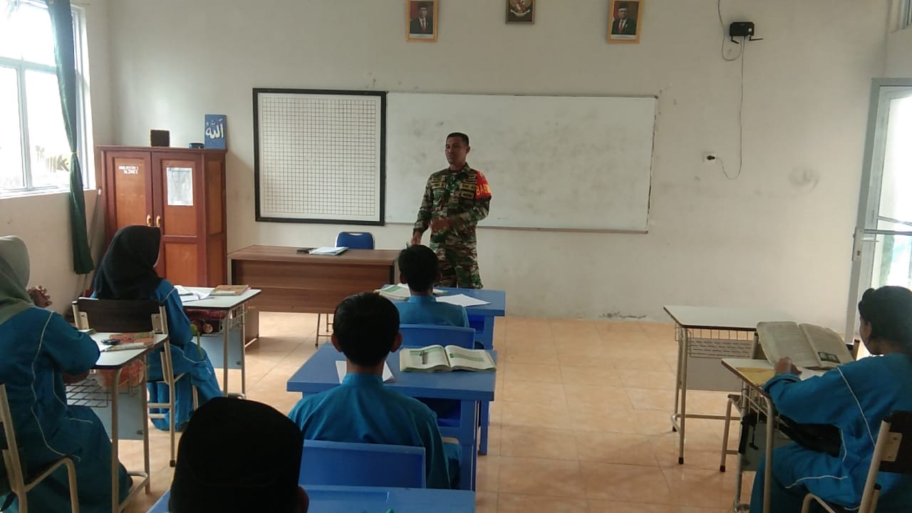 Tanamkan Nilai Pancasila Kepada Pelajar, Serda Syahrul Sambangi Sekolahan