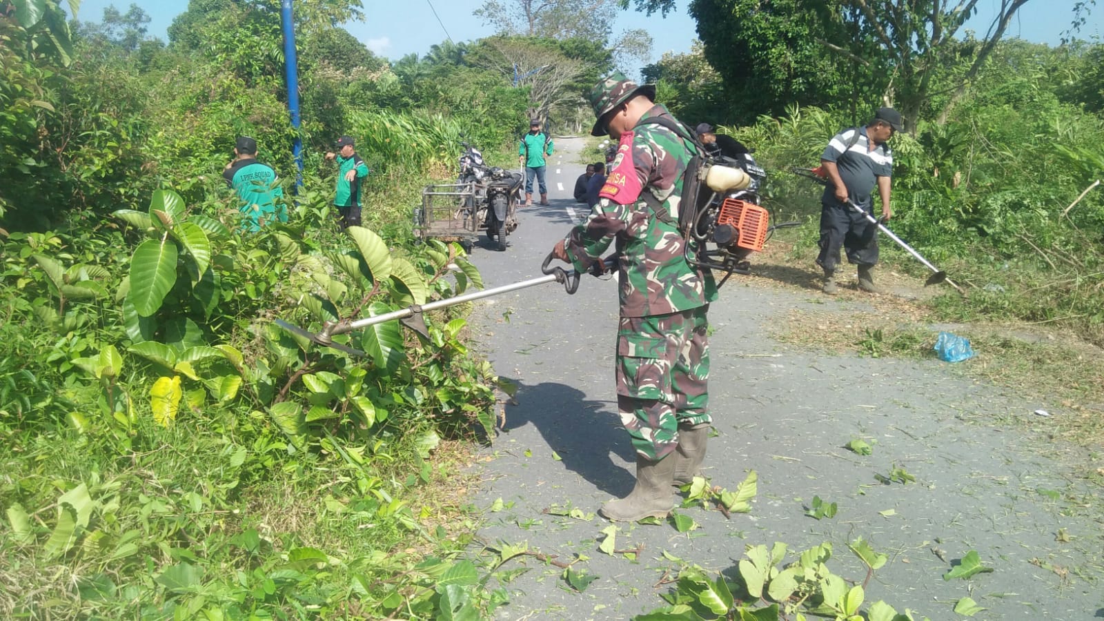 Jelang Puasa, Babinsa dan Masyarakat Bergotong Royong