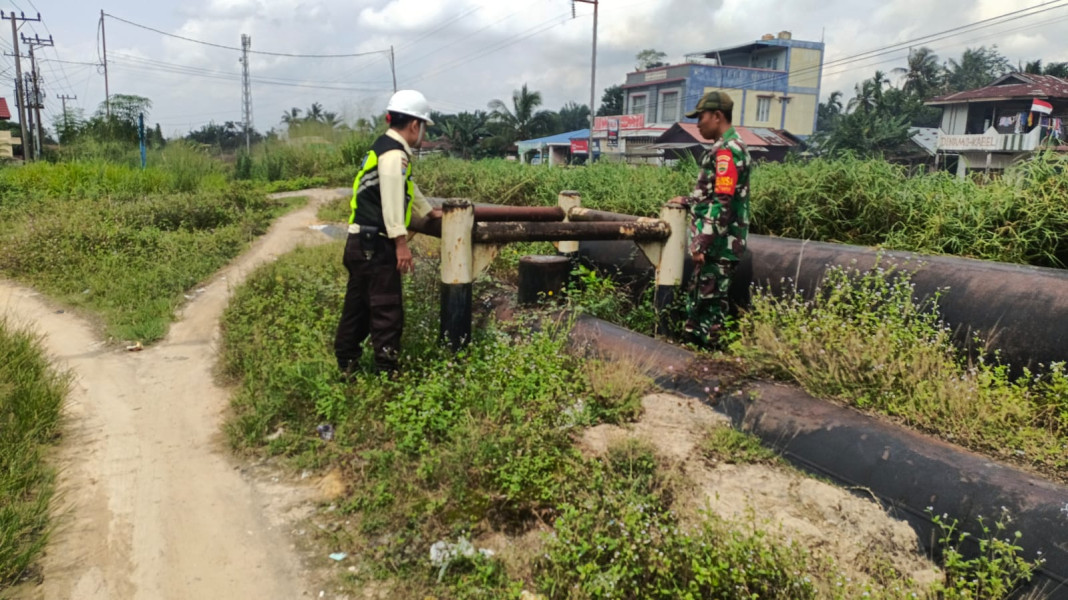 Patroli Gabungan Babinsa dan Security Pertamina Jaga Keamanan Pipa di Bukit Nenas