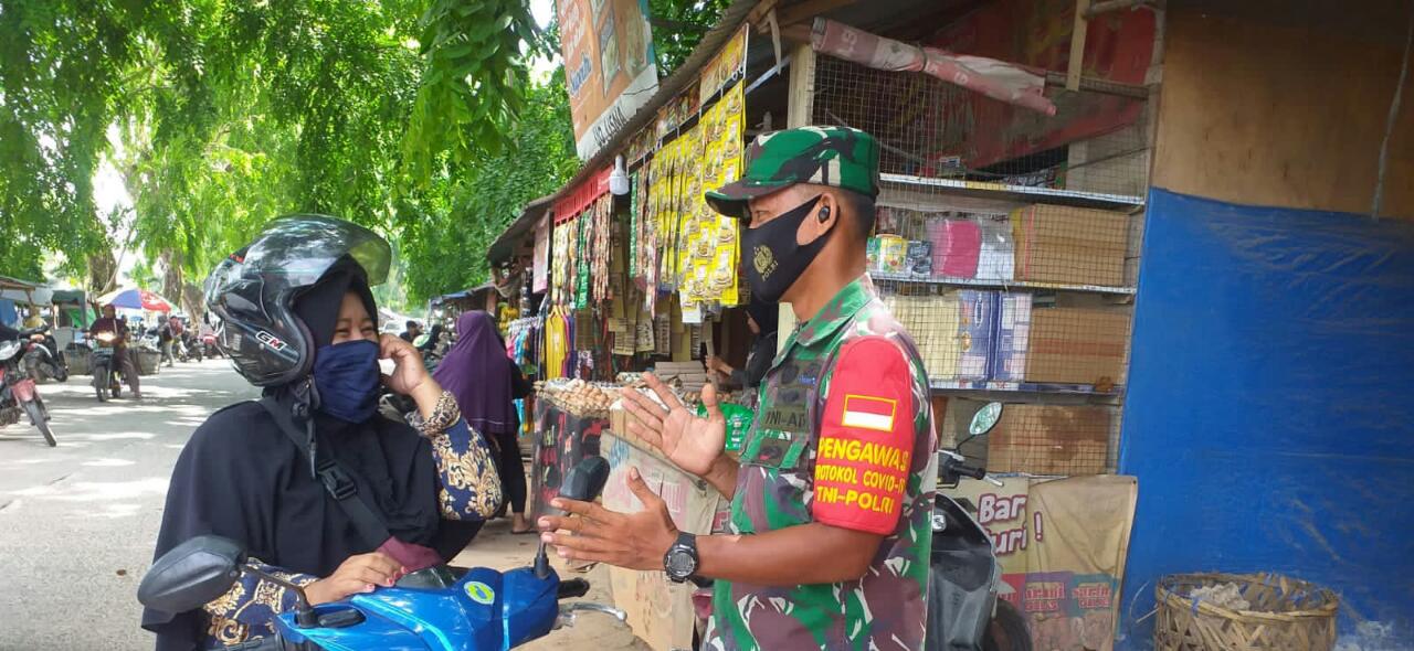 Datangi Pasar Buah, Sertu Sugianto Ingatkan Prokes