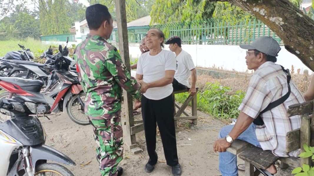 Babinsa Koramil 02/BK Bersama Security Pertamina Gelar Patroli Keamanan dan Sosialisasi Pipa Minyak