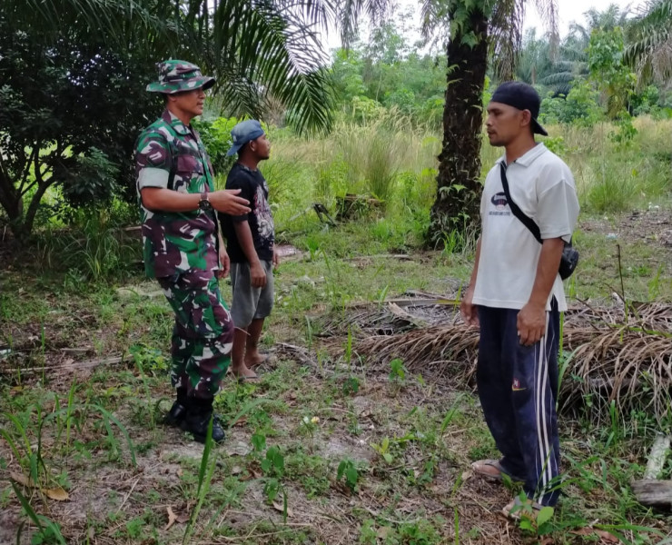Babinsa Koramil 03 Serda Iwan Sahputra Laksanakan Sosialisasi Cegah Karhutla