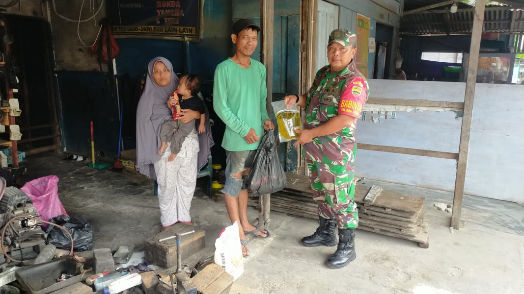 Sertu Sareh Menyerahkan Bantuan Dari Dandim 0320/Dumai Untuk Cegah Stunting