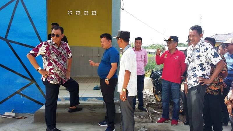 Bupati Suyatno Tinjau Pembangunan Sanitasi, Jalan Lintas dan Jembatan di Kecamatan Sinaboi