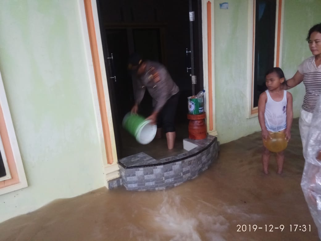 Banjir Melanda Desa Kabun, Ini Reaksi Kapolsek