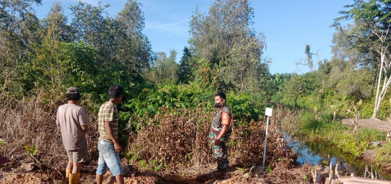 Babinsa Kelurahan Purnama Patroli Cegah Karhutla
