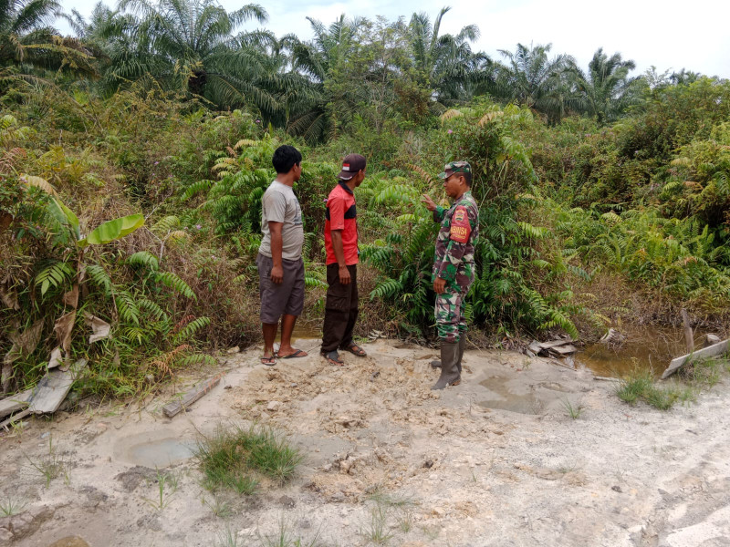 Mengantisipasi Karhutla, Serda Bambang Irwanto Laksanakan Patroli