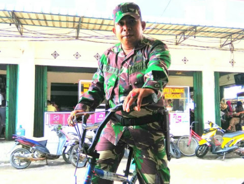 Babinsa Tagaraja 'Enjoy' Patroli dengan Sepeda