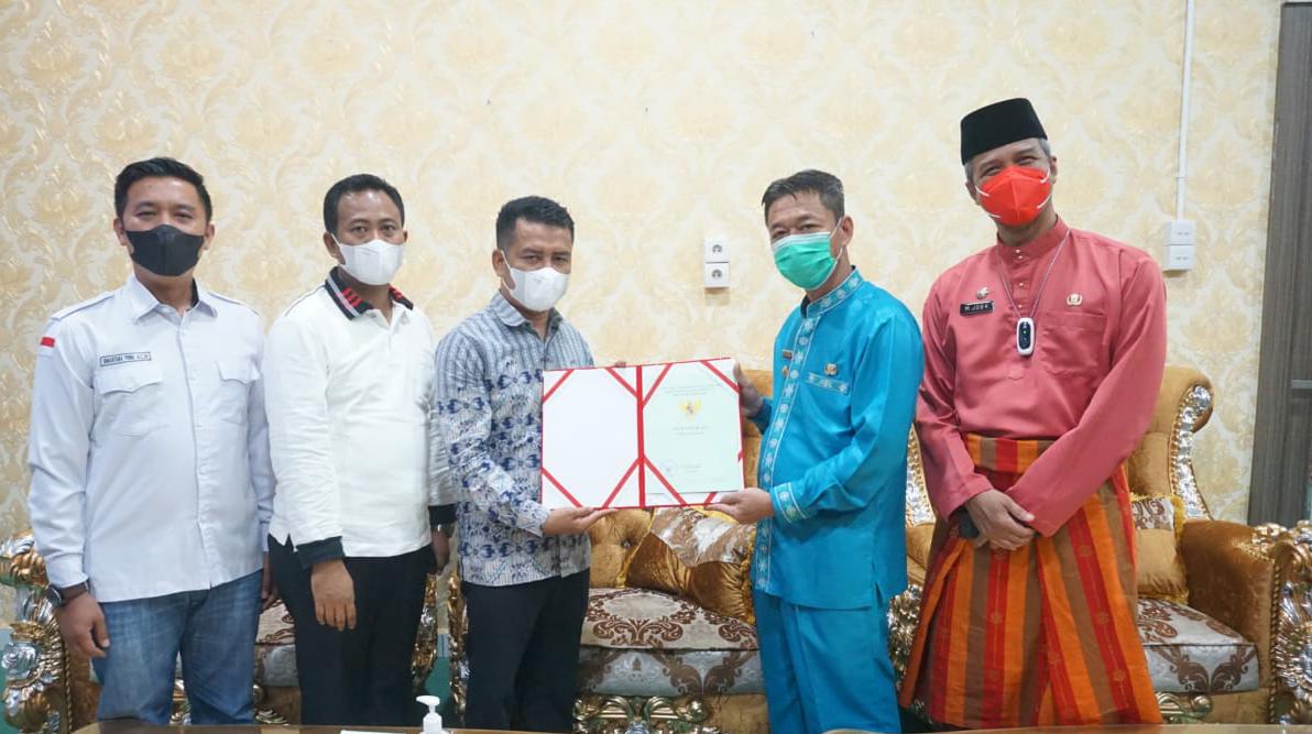 Afrizal Sintong Serahkan Sertifikat Tanah Kantor Bawaslu Rokan Hilir