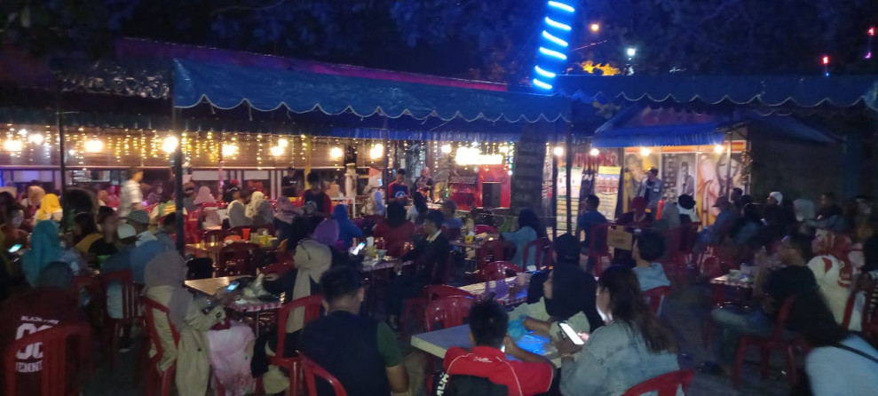 Waw, Kompetisi Lagu Legend Slow Rock Malaysia Penonton Tumpah Ruah di Warkop Legend Mak Coy