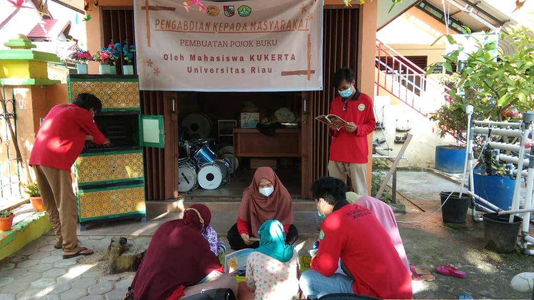 Pengabdian Mahasiswa Kukerta UNRI di Kelurahan Tangkerang Barat Melalui Pembuatan Pojok Baca