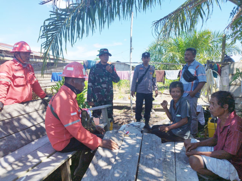 Memberikan Pemahaman Penyebab Karhutla, Serda Miftah dan PT SGP Temui Masyarakat