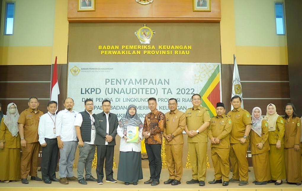 Bupati Rohil Serahkan LKPD ke BPK Riau