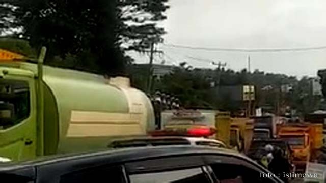 Kemacetan Arus Lalulintas Oleh Truk Batubara di Jambi Semakin Parah