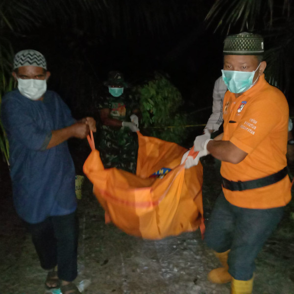 Babinsa Serka Suandi Bantu Evakuasi Jenazah AN