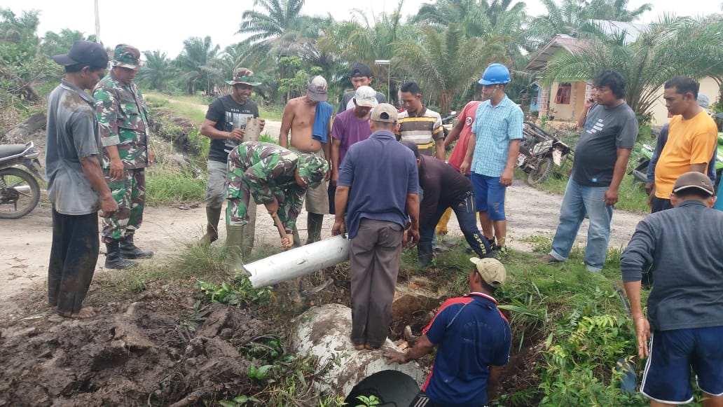 TMMD ke 107, Satgas TMMD dan Masyarakat Kelurahan Pelintung Lanjutkan Pemasangan Gorong-gorong
