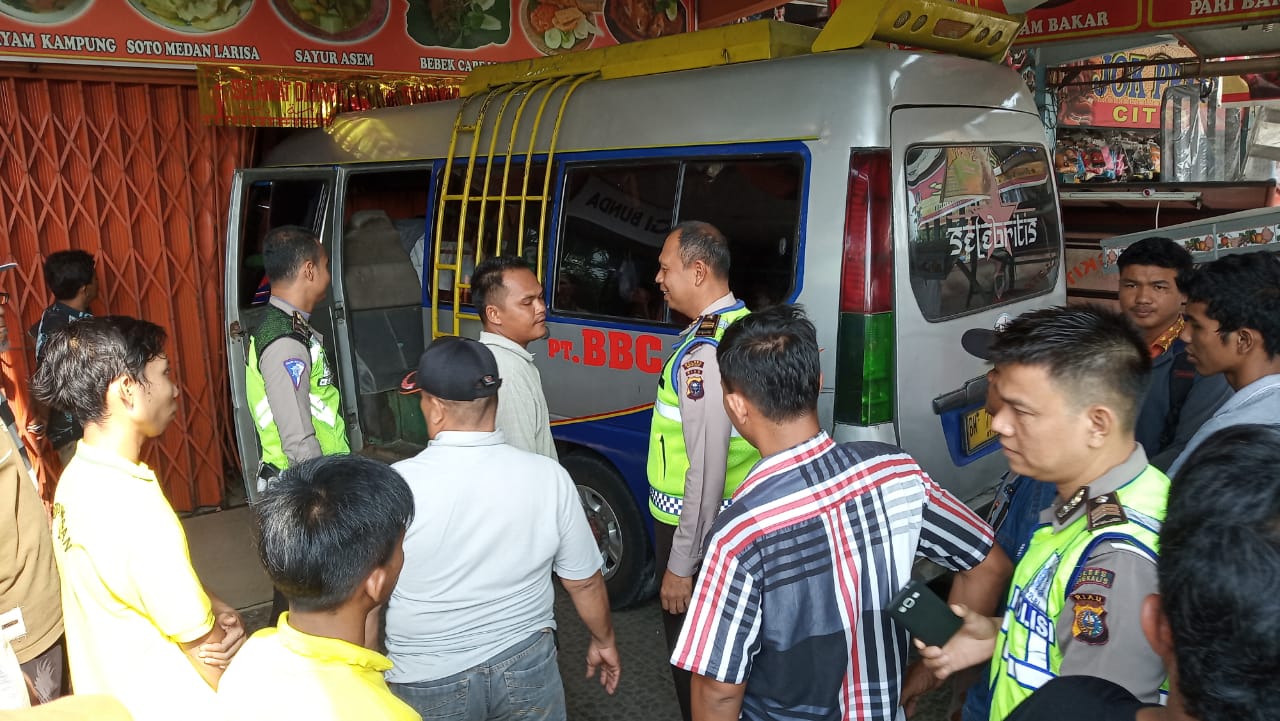 Minibus Tabrak Warung Soto di Duri
