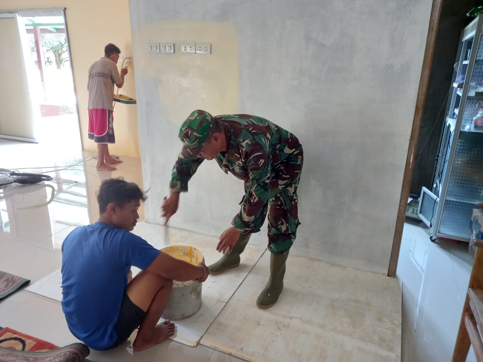 Babinsa dan Masyarakat Mengecat Musholla Al Amin