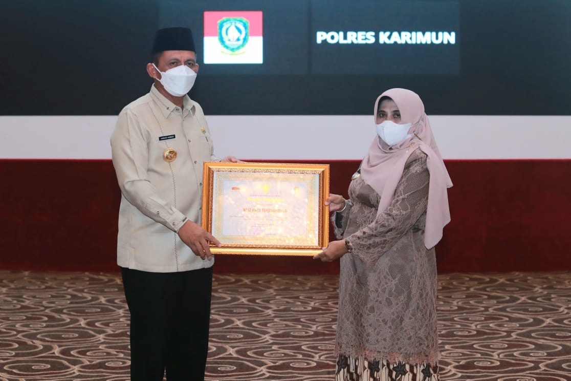 Walikota Tanjungpinang Terima Penghargaan Capaian Vaksinasi Tertinggi se-Provinsi Kepri