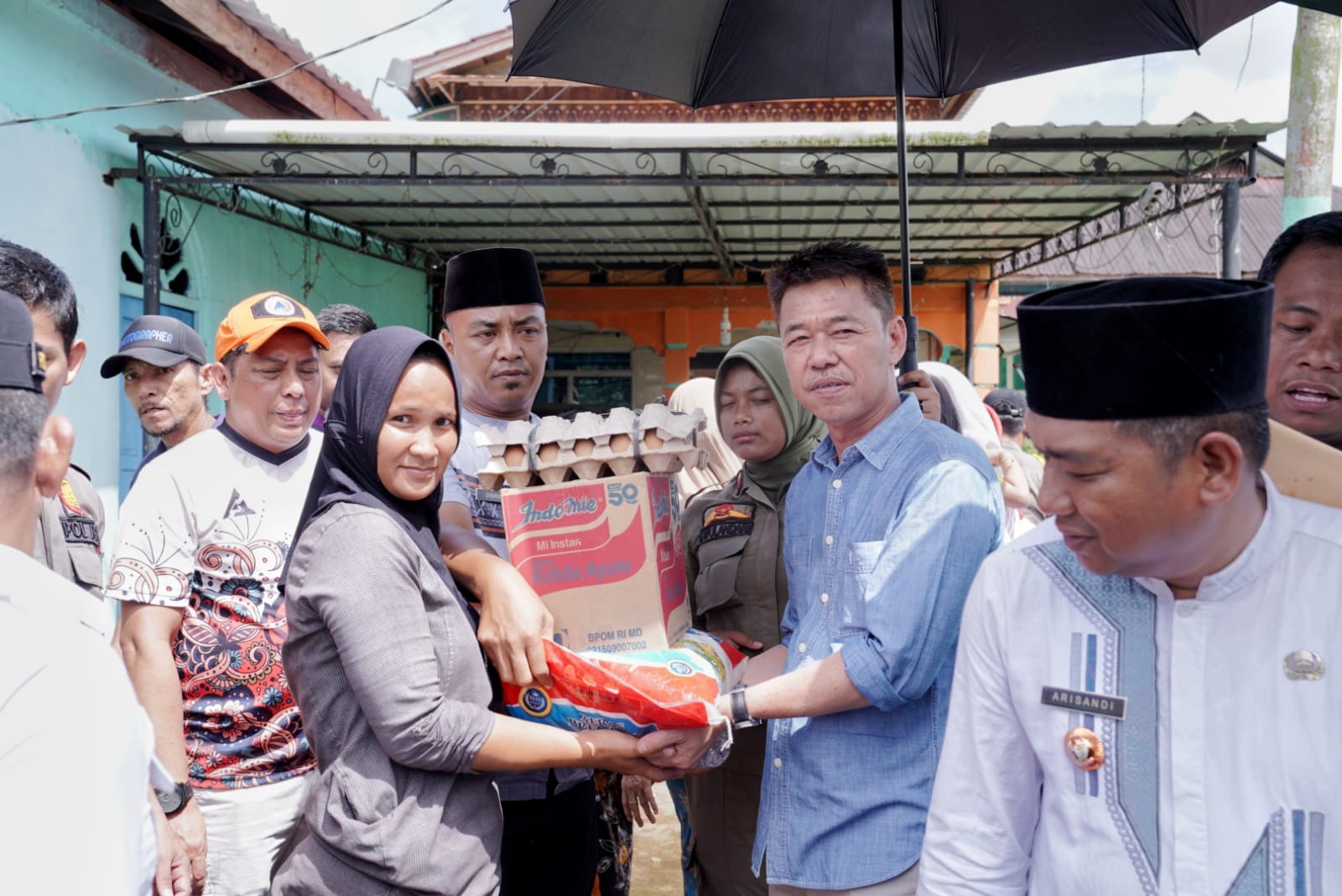 Bupati Rohil Tinjau Banjir Sekaligus Bagikan Sembako Kepada Warga Terdampak