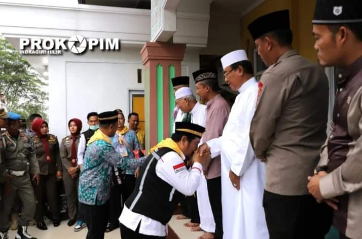 Bupati Wardan Melepas Pemberangkatan Jamaah Haji Asal Kab. Inhil Musim Haji 1444 H