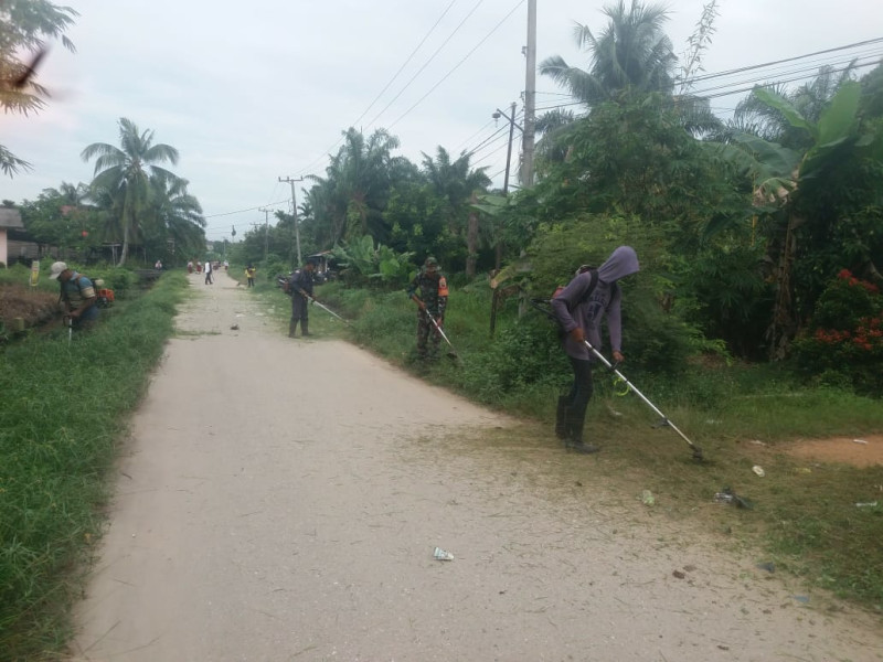 Sertu Nono Bersihkan Jalan dan Saluran Drainase Bersama Masyarakat
