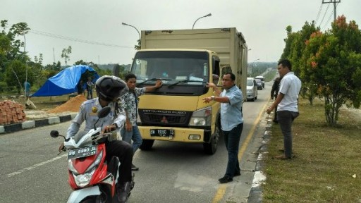 Anggota DPRD Pelelawan Cegat Mobil Boks Melintasi Jalan KM 55