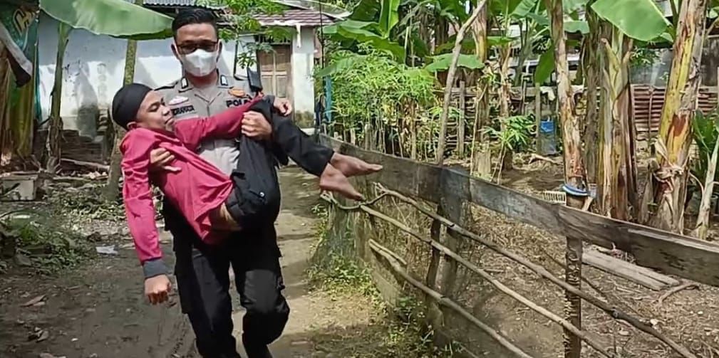Polisi di Inhu Bopong Remaja Lumpuh dan Membawanya Berobat ke Rumah Sakit