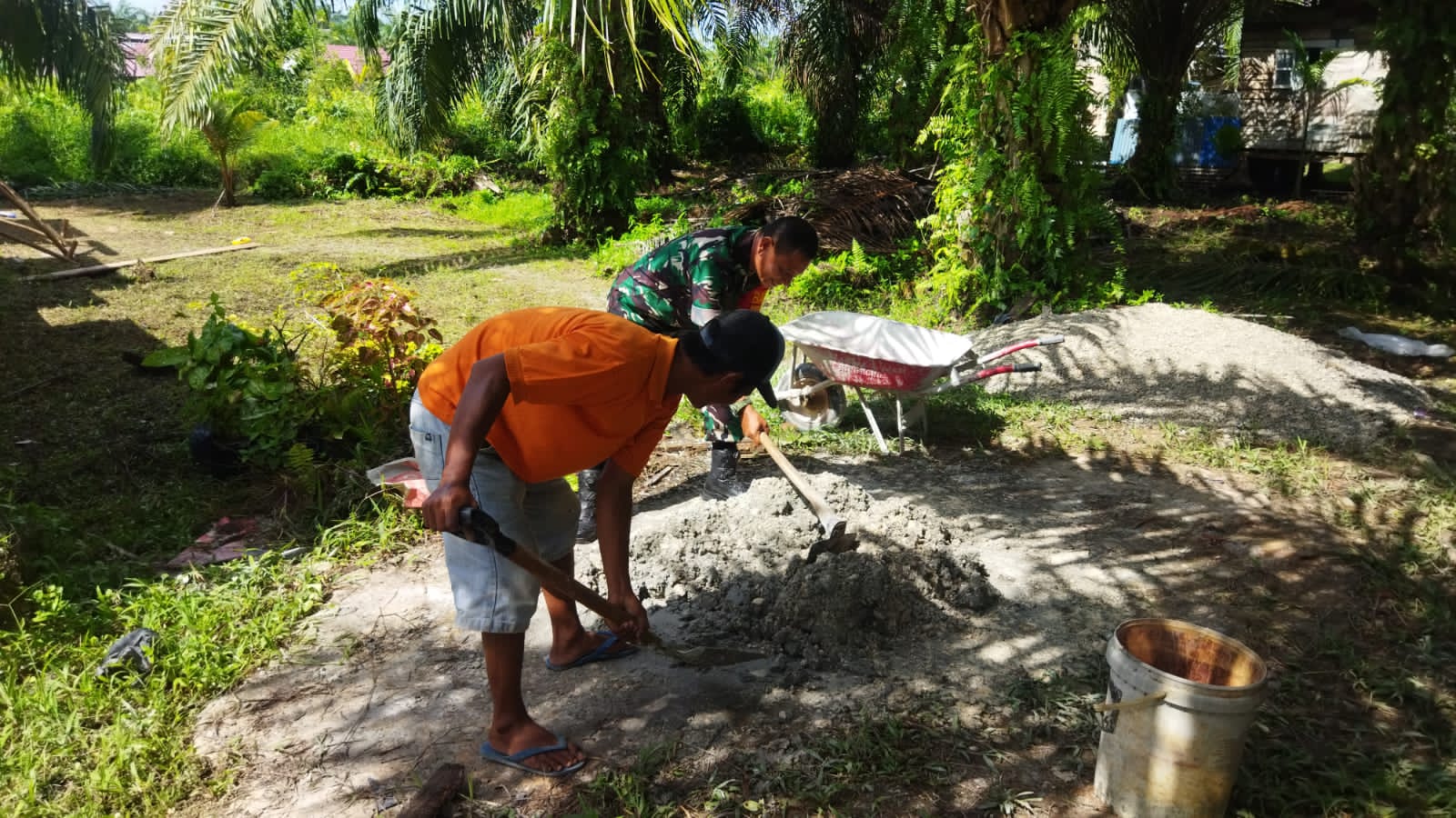 Sertu Abu Kasim Bantu Masyarakat Bangun Bedeng