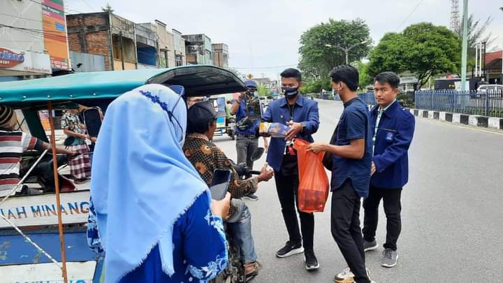 Bagikan Nasi Kotak Gratis, Nasdem Millenial Gelar Baksos di Dumai