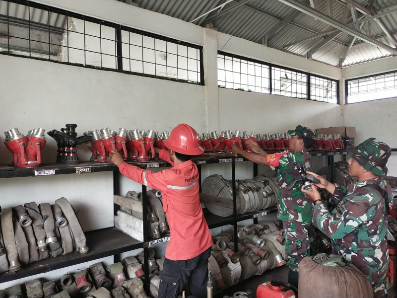 Babinsa Sungai Sembilan Cek Kesiapan Peralatan Pemadam Kebakaran