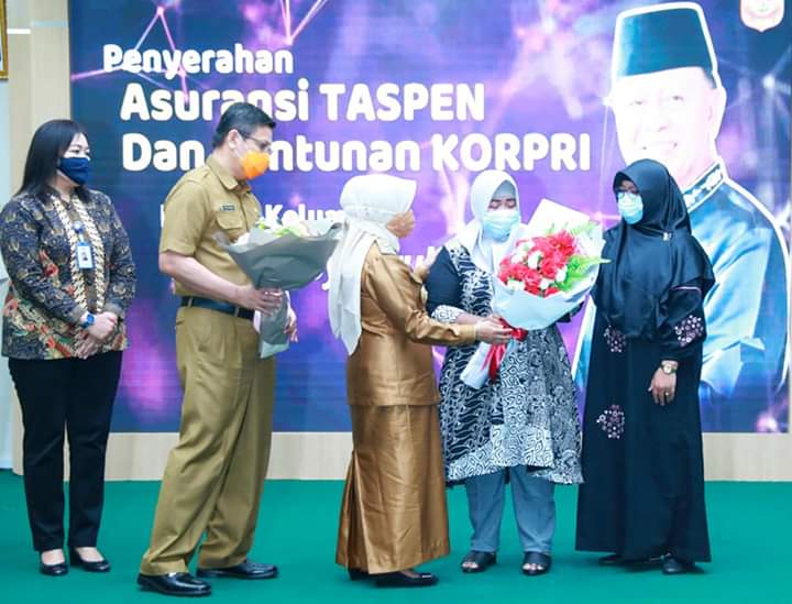 Hj.Rahma Berurai Air Mata saat Serahkan TASPEN dan Santunan Kopri Alm H.Syahrul