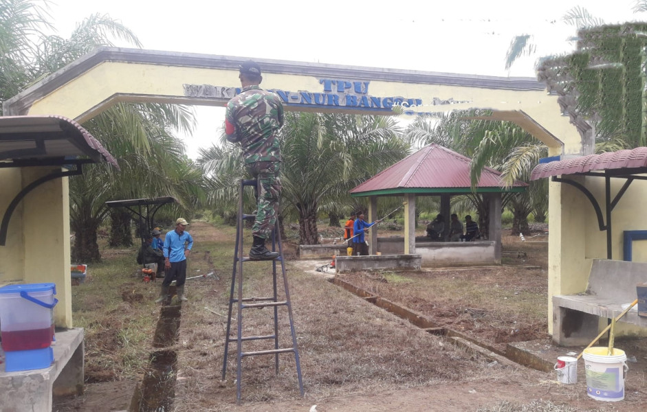 Pelda Andre Bersama Masyarakat Laksanakan Gotong Royong