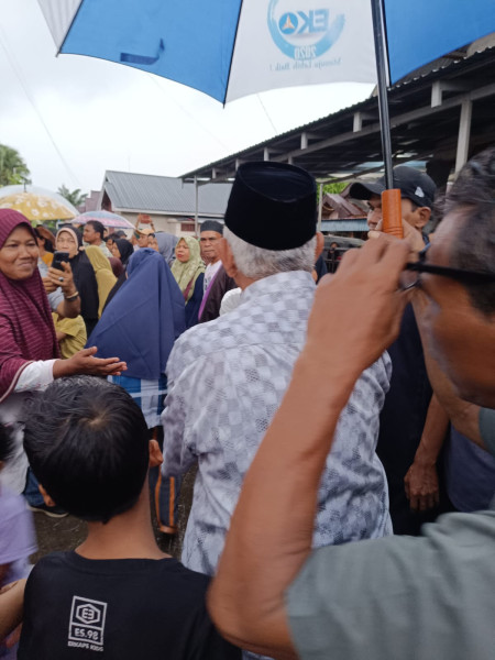 Hujan Deras, Ratusan Masyarakat Tetap Sambut Kedatangan Pak De Parto