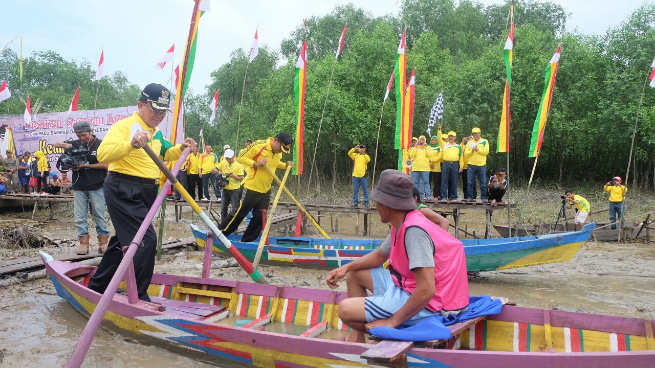 Bupati Inhil Buka Resmi Festival Sampan Leper dan Pacu Sampan Dayung Pelepah Kelapa