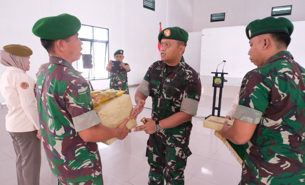 Dandim 0320/Dumai Serahkan Bingkisan Idul Fitri 1445 H untuk Personil Kodim
