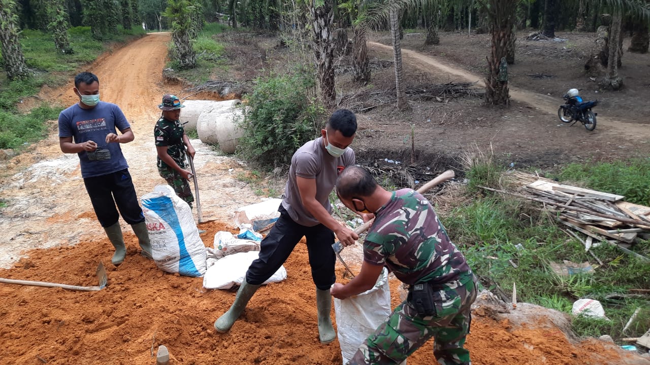 TNI dan Warga Lanjutkan Penimbunan Box Culvert di Dusun Suka Mulya Jaya