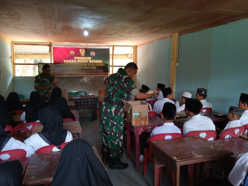 Babinsa dan Danpos Ramil 02/MK Beri Pendampingan Makan Bergizi di Pelintung