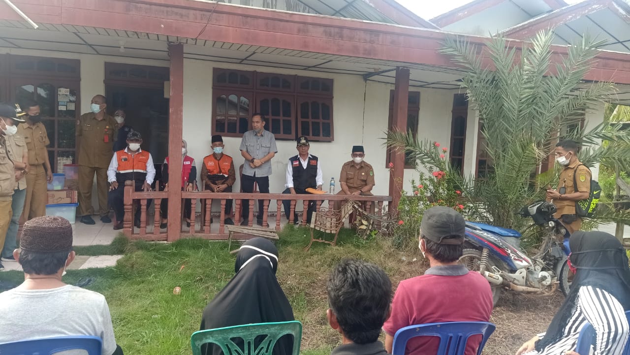 Ketua DPRD Inhil Turun Langsung Tinjau Lokasi Musibah Longsor di Teluk Dalam
