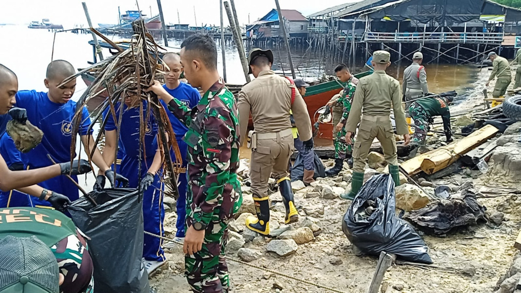 Ratusan Prajurit, Masyarakat dan Pelajar Ikuti Karya Bhakti Pembersihan Pantai dan Penanaman Pohon Mangrove Kodim 0320/Dumai