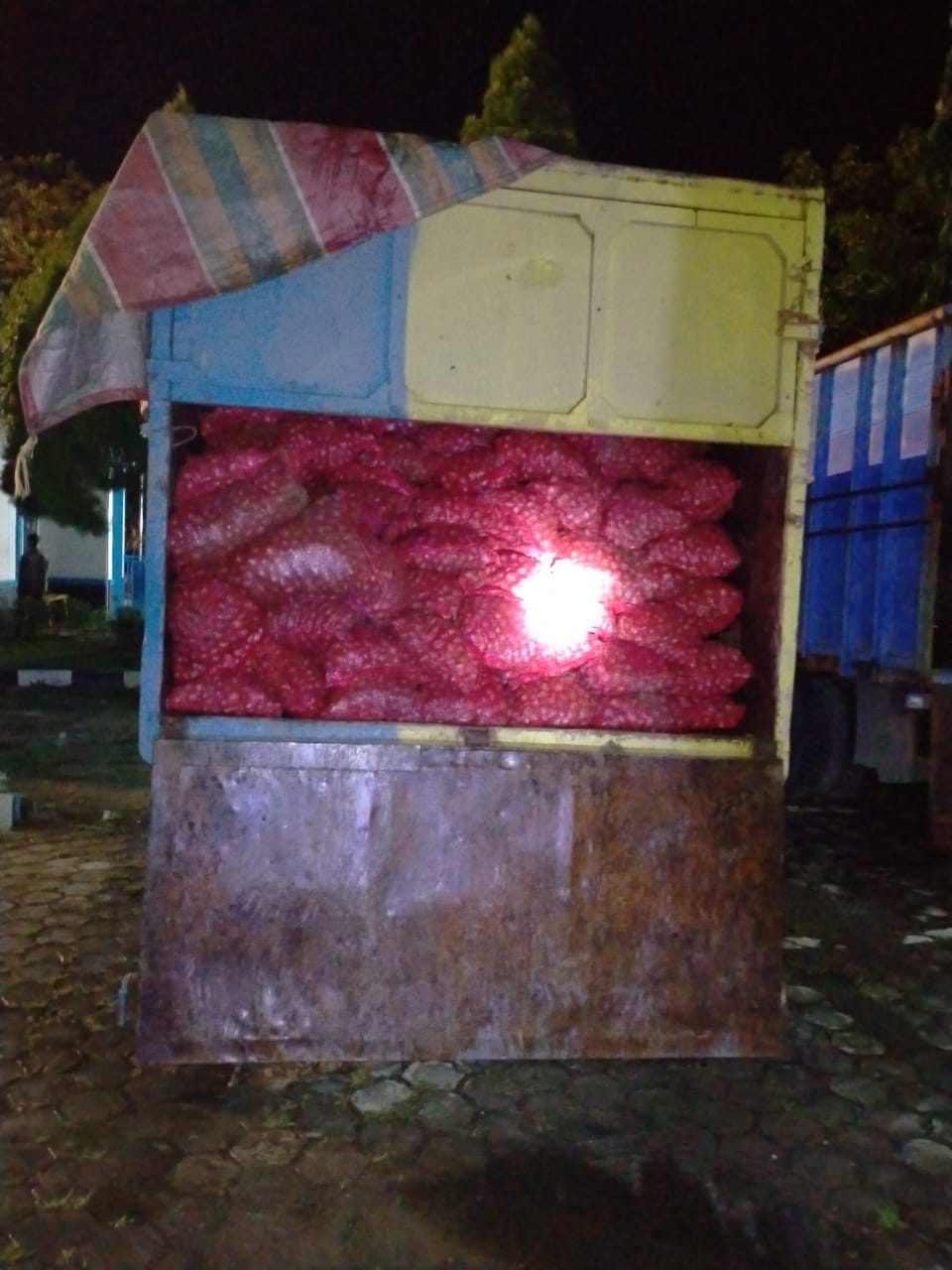 Warga Purnama Amankan satu Truk Bawang Ilegal