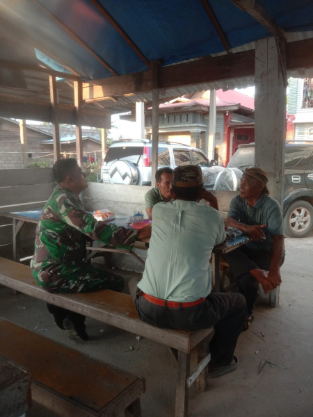 Sertu Afnal Berikan Tips dan Pemahaman Keamanan Kepada Masyarakat di Kegiatan Komsos